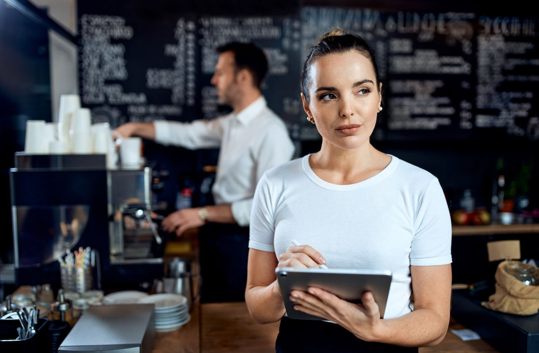 Kontrola legalnego odtwarzania muzyki w lokalu – kto ma do niej prawo, na czym polega i jak się do niej przygotować?