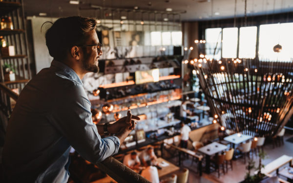 Jak muzyka tworzy „ten klimat”? Sekret perfekcyjnej atmosfery w Twojej restauracji lub kawiarni.